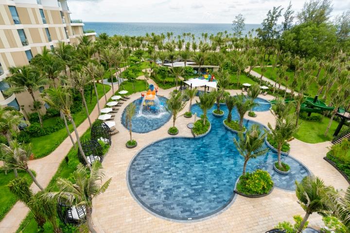 InterContinental Phu Quoc Long Beach Resort có 4 hồ bơi, trong đó có Khu trò chơi hồ bơi trẻ em